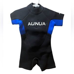 Aunua little boys short wetsuit in size 4